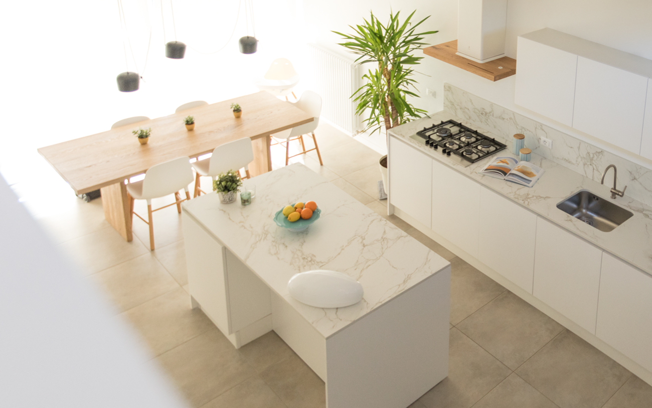 Cucina moderna bianca con isola