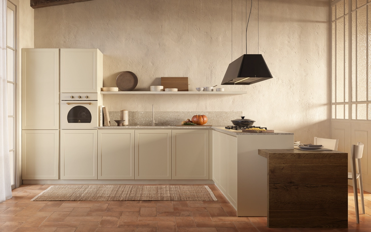 Cucina con penisola a L con piano snack, aperta sulla zona giorno