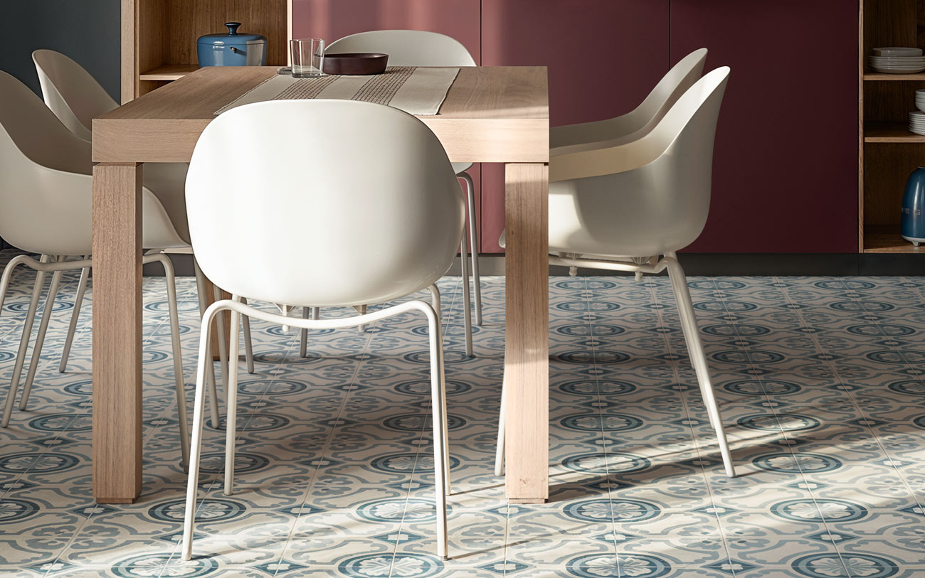 Immagine sedie Academy con gambe in metallo abbinate alla scocca in beige