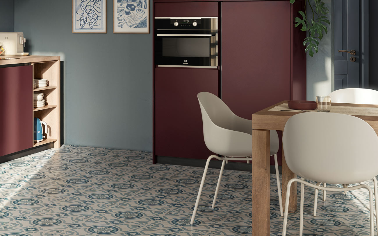 Immagine sedie Academy con gambe in metallo abbinate alla scocca in beige