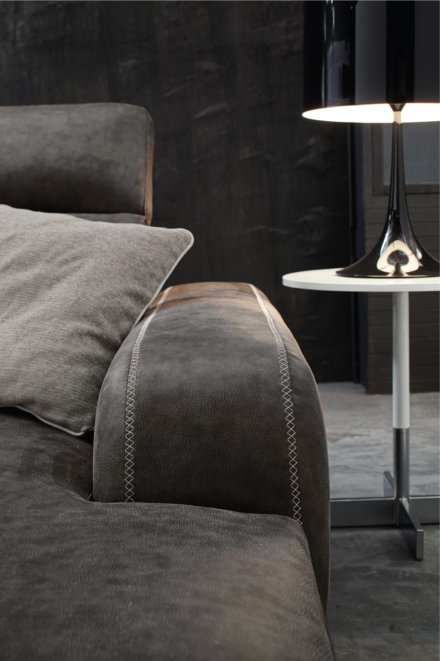 GREGORY divano in pelle chaise longue particolare2