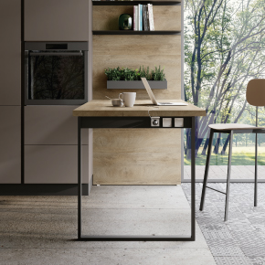 Cucina con penisola particolare gamba elettrificata