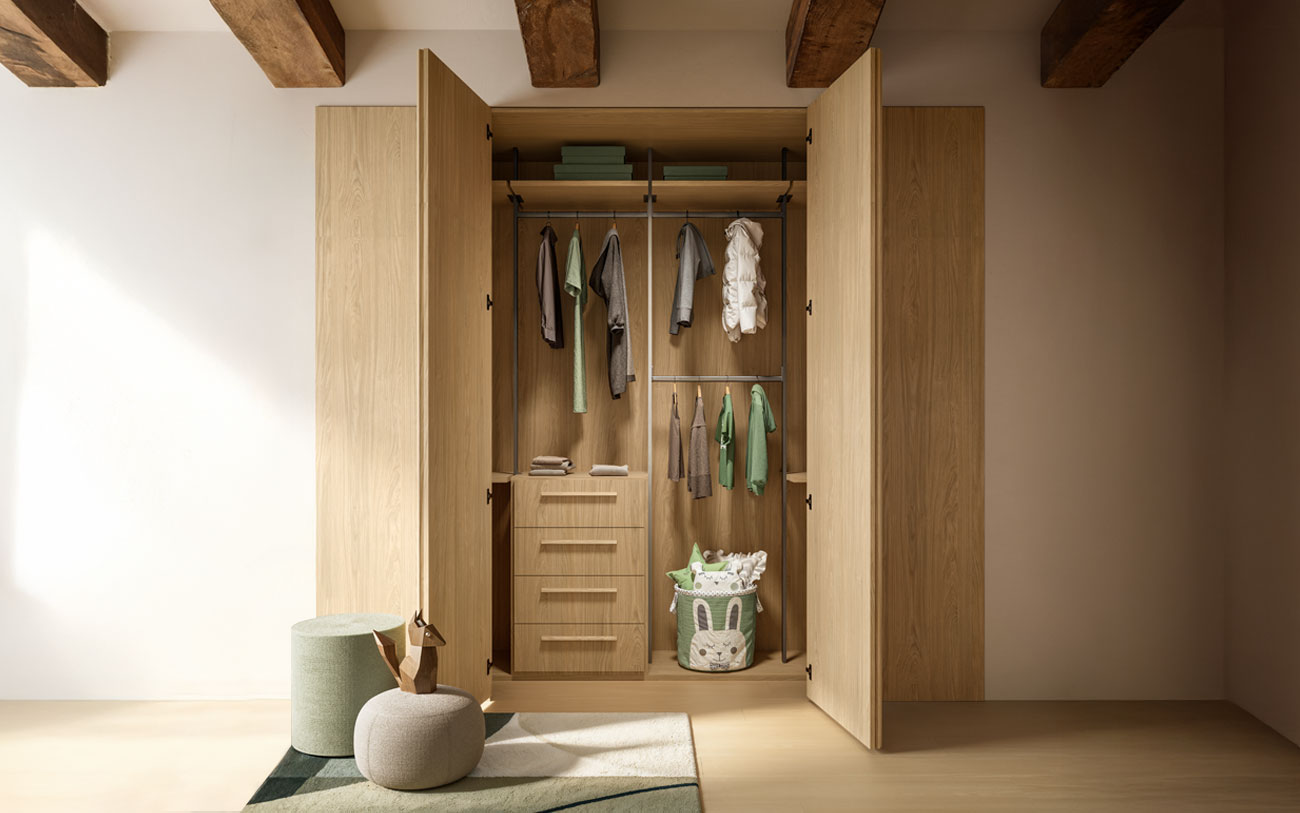 Immagine Cabina armadio in Rovere nordico con appendiabiti e cassettoni incassata a muro
