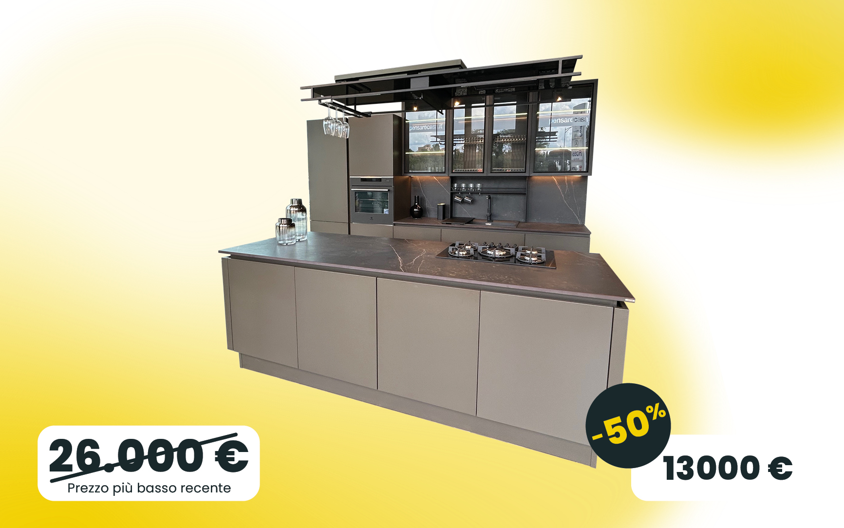 Cucina con isola con basi laccato Caffè e pensili in vetro fumé occasioni Perugia