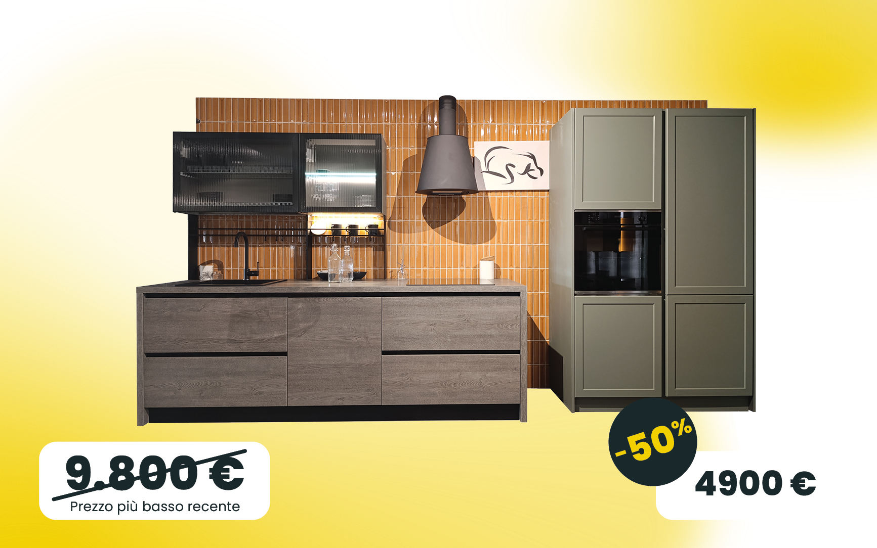 Cucina lineare con colonne separate e pensili vetrina in essenza Rovere grigio e PET verde