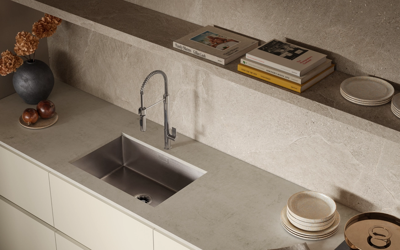 Cucina minimale laccata Bianco latte particolare top Dekton Lunar e zona lavello Pensarecasa