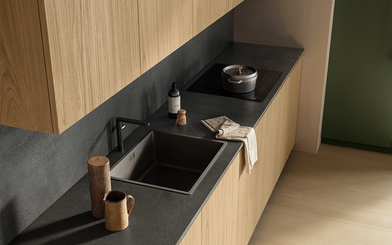 Cucina due lati casa di montagna particolare top in laminato Ardesia black zona lineare