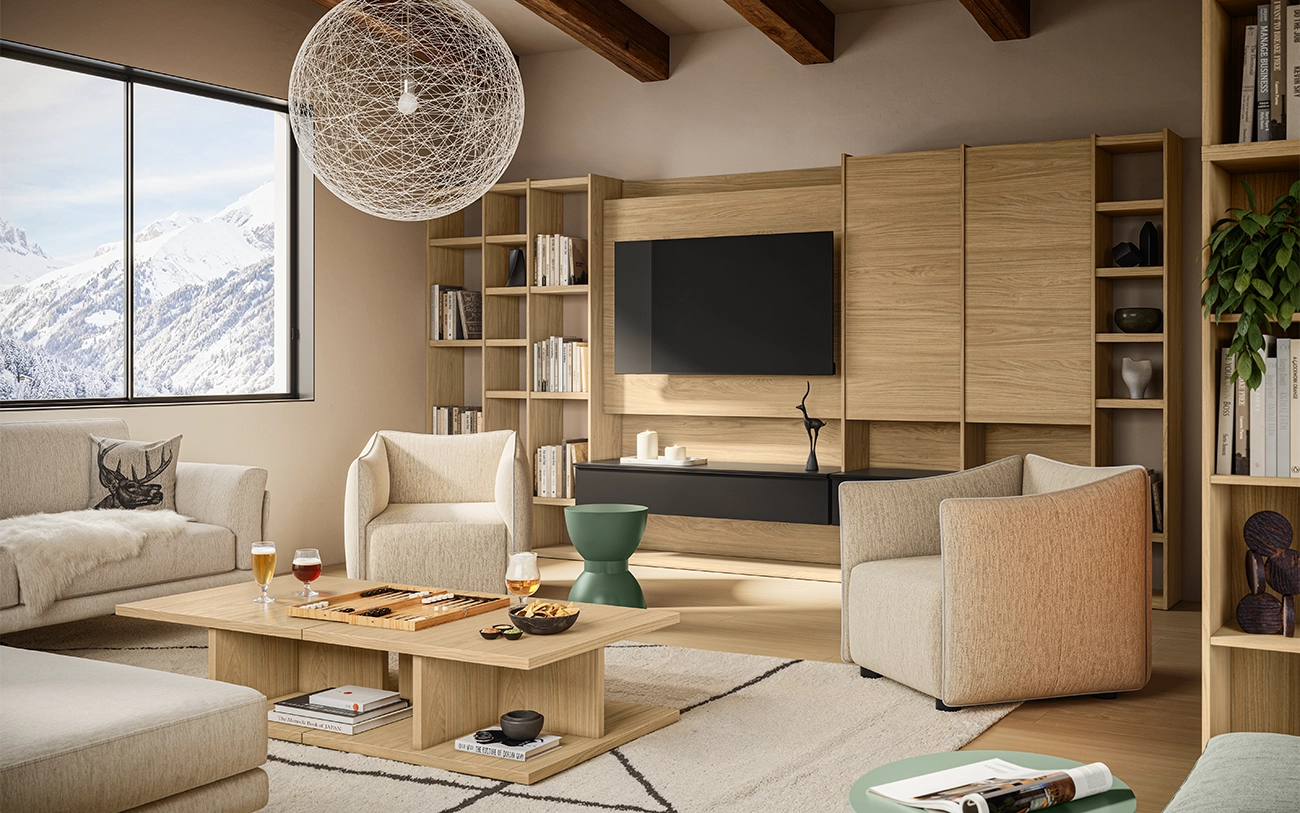 Soggiorno con parete attrezzata con porta TV e librerie in Rovere nordico con poltrone e divano in tessuto grigio chiaro