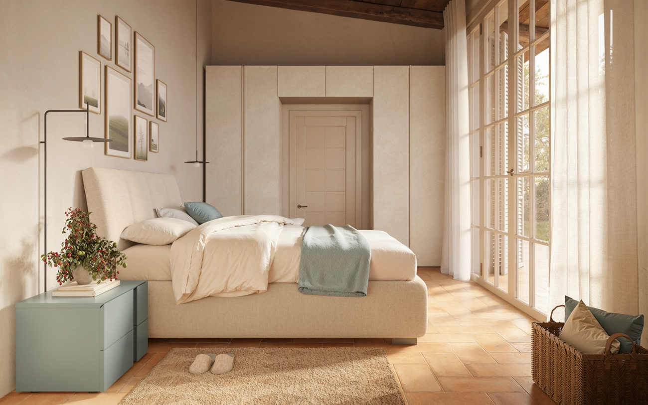 Camera degli ospiti con letto contenitore in tessuto ghiaccio, comodini timo e armadio battente sopraporta