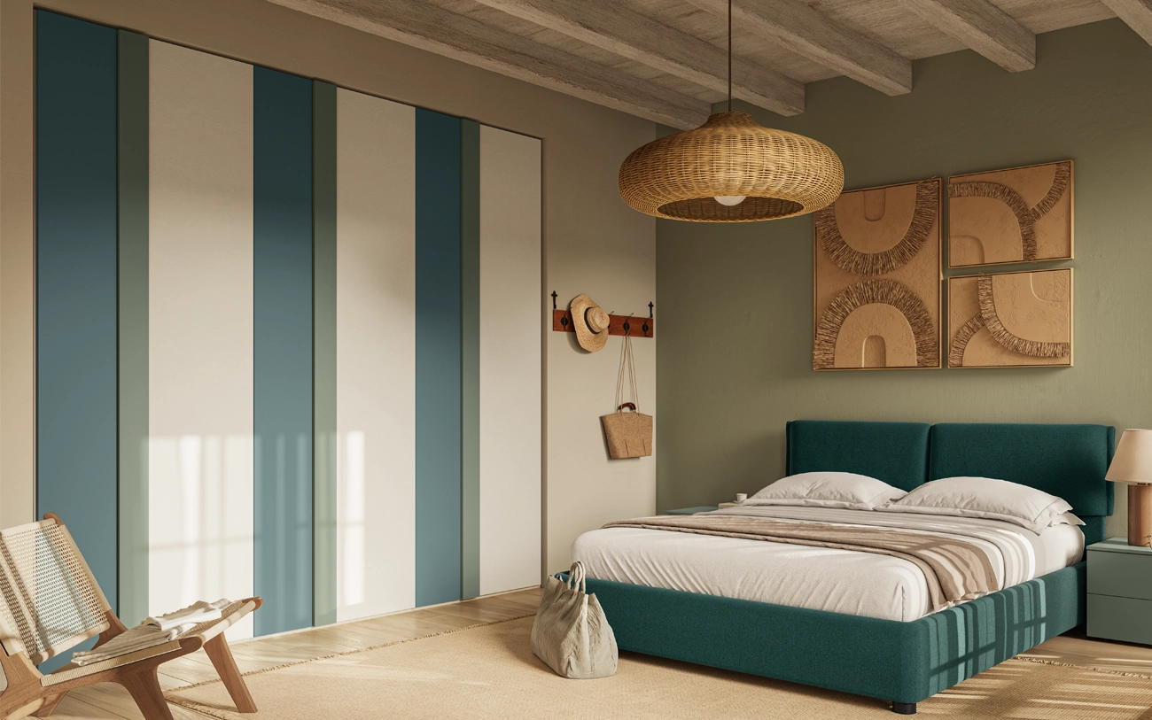 Immagine camera da letto matrimoniale tocco mediterraneo con Letto contenitore in tessuto Petrolio e armadio battente multicolore