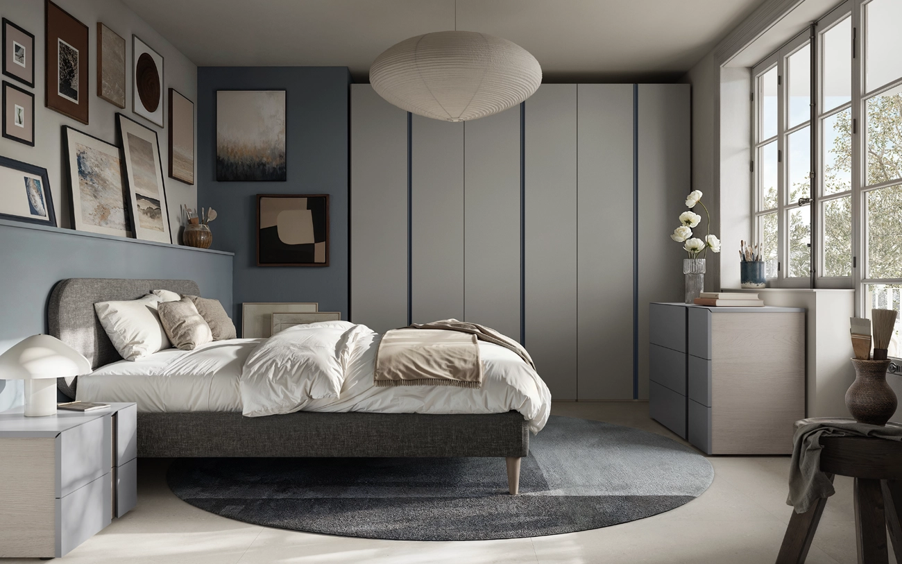 Camera matrimoniale con letto Scudo in tessuto grigio armadio battente Grigio seta con maniglie carta da zucchero