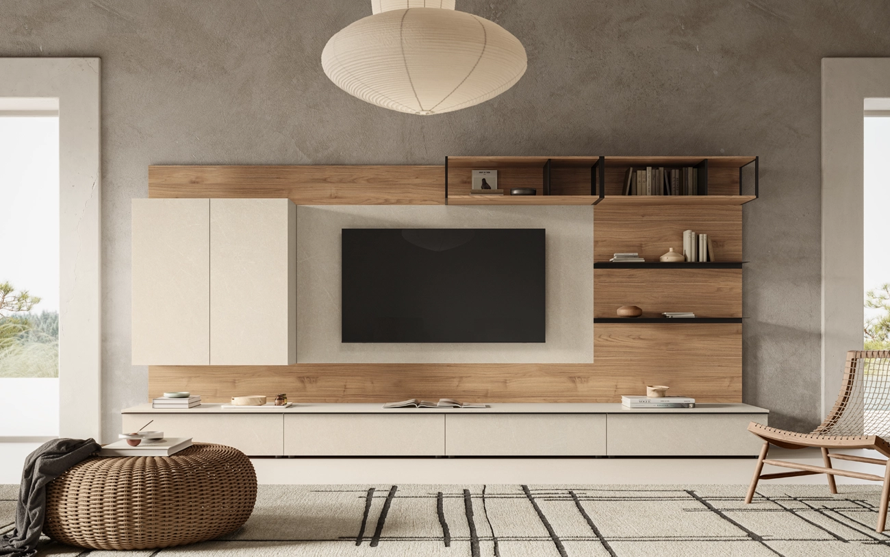 Immagine frontale soggiorno con parete attrezzata stile casale in Noce biondo e Sandstone