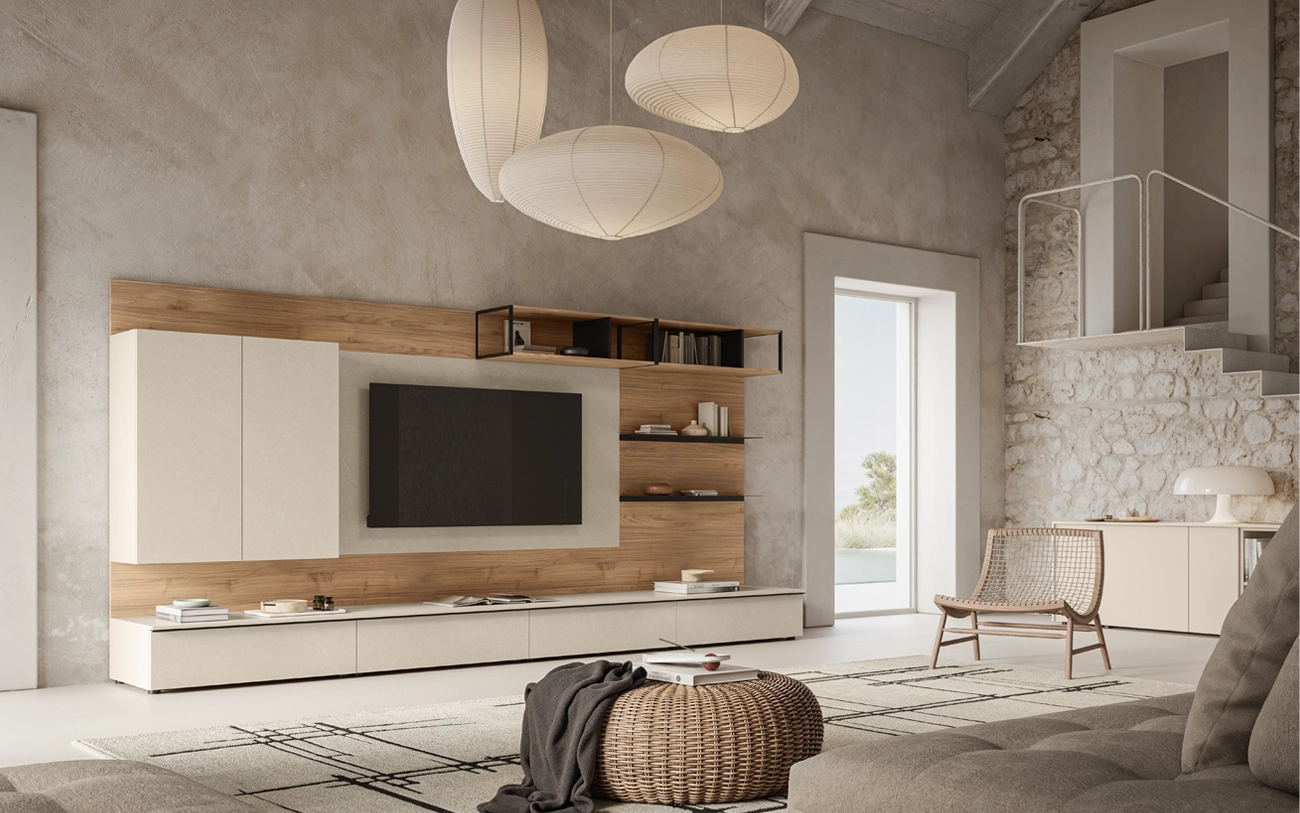 Immagine laterale soggiorno con parete attrezzata stile casale in Noce biondo e Sandstone