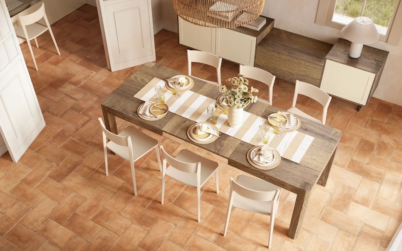 Zona dining con tavolo Massive in Rovere tabacco e sedie Kate in legno laccate Cipria