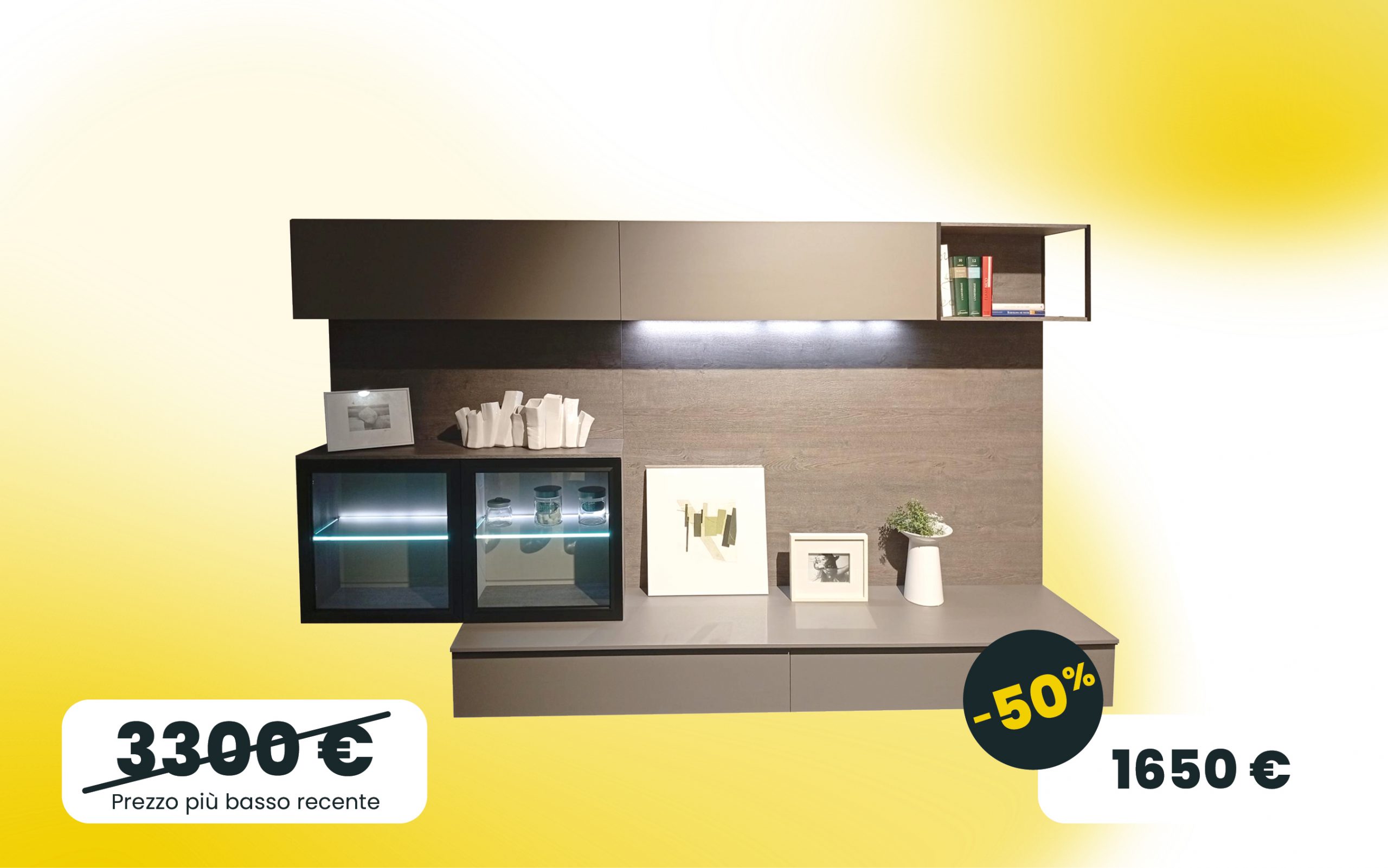 Soggiorno sospeso con parete tv in Rovere grigio e vetrine con luci led