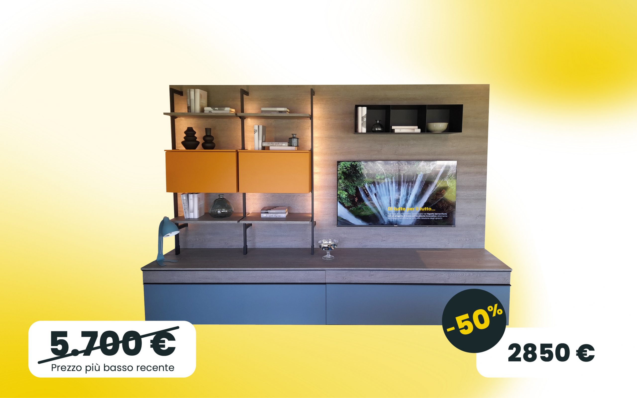 Parete attrezzata con basi a terra in petrolio, boiserie e mensole in Rovere grigio e pensili in Ocra