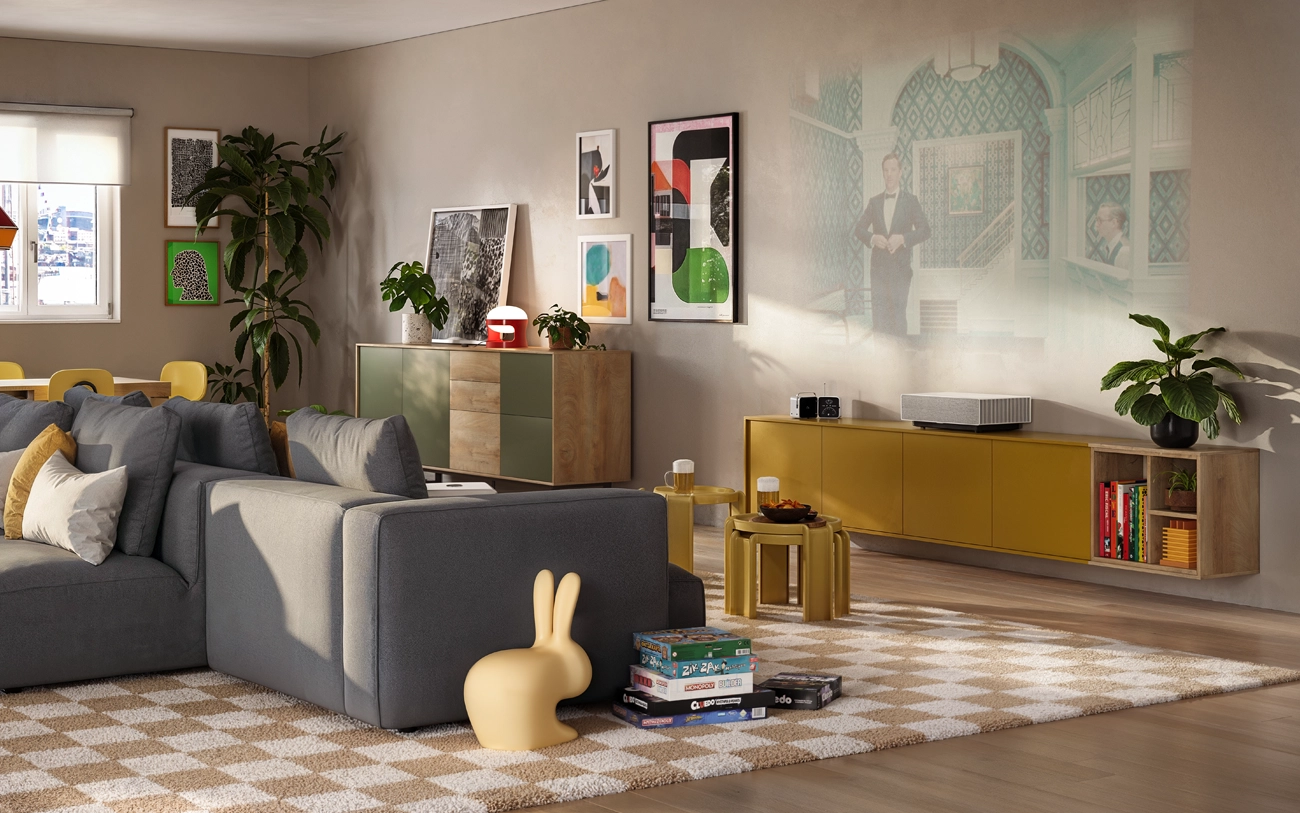 Soggiorno casa condivisa vista su divano e madie