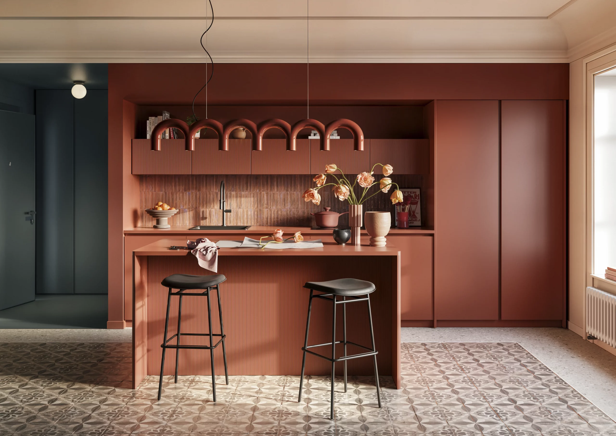 Cucina con isola nel colore Mattone con particolari in cannettato